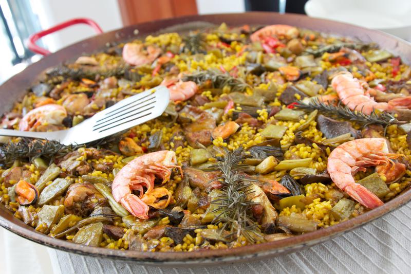キャプション：パエリアはスペインの国民食とも言われており、直火で調理するのがベストです。 