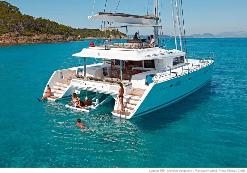 Adonnez-vous au catamaran en Grèce. 