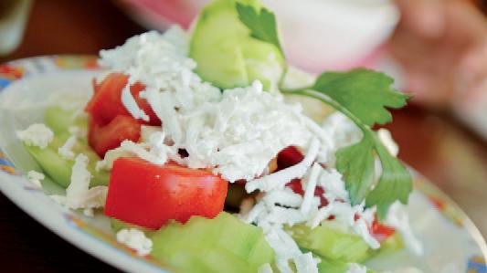 Dégustez une salade chopska en Bulgarie, un incontournable de la cuisine du pays.