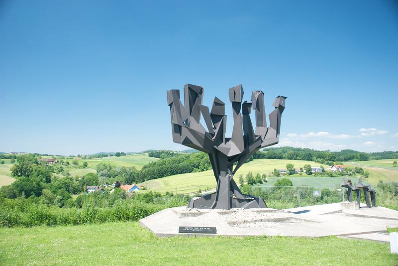 Admirez la statue commémorative qui s’élève à Mauthausen-Gusen. 