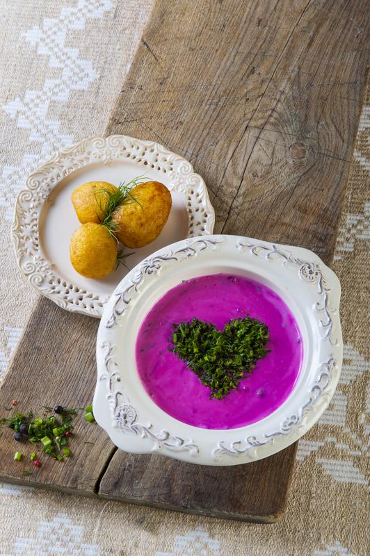 La soupe froide de betteraves en Lituanie s’accompagne à merveille de pommes de terre chaudes.